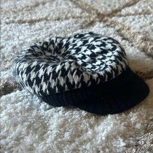 Stylish Black and White Houndstooth Women's Hat
